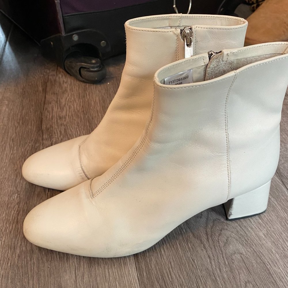 The perfect white booties! Size 9!
